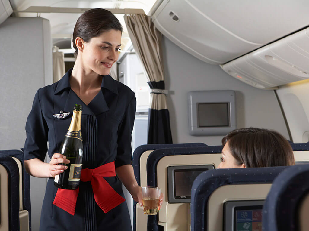 Stewardessen van Air France moeten verplicht een hoofddoek dragen van en naar Iran. Moet dit kunnen?
