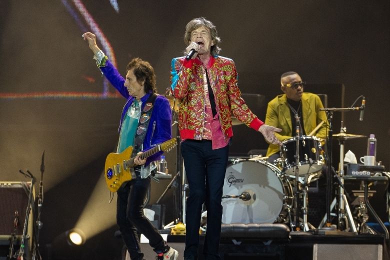 Mick Jagger tijdens concert in ArenA: 'Blij dat jullie niet bij Frans Bauer zijn'