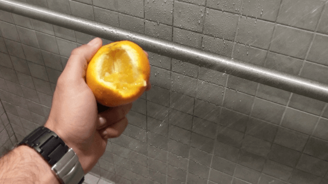 Heb jij wel eens een sinaasappel onder de douche gegeten? Als je dit hebt gelezen doe je het voortaan elke ochtend!