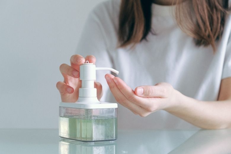 Doe dit als je desinfecterende handgel in je ogen hebt gekregen