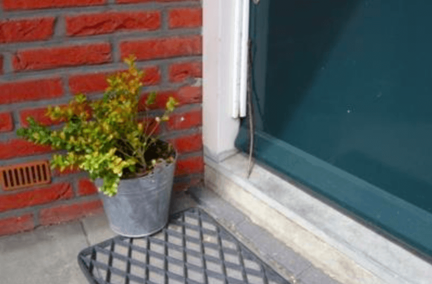 PAS OP: Politie waarschuwt voor takjes bij de voordeur en DIT is de reden! DELEN svp!