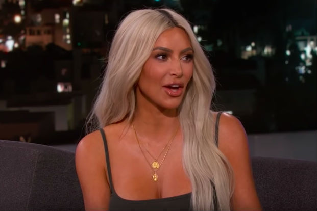 Dát is even anders: ZO zien de beroemde billen van Kim Kardashian er in het echt uit! (En daar is niks mis mee)
