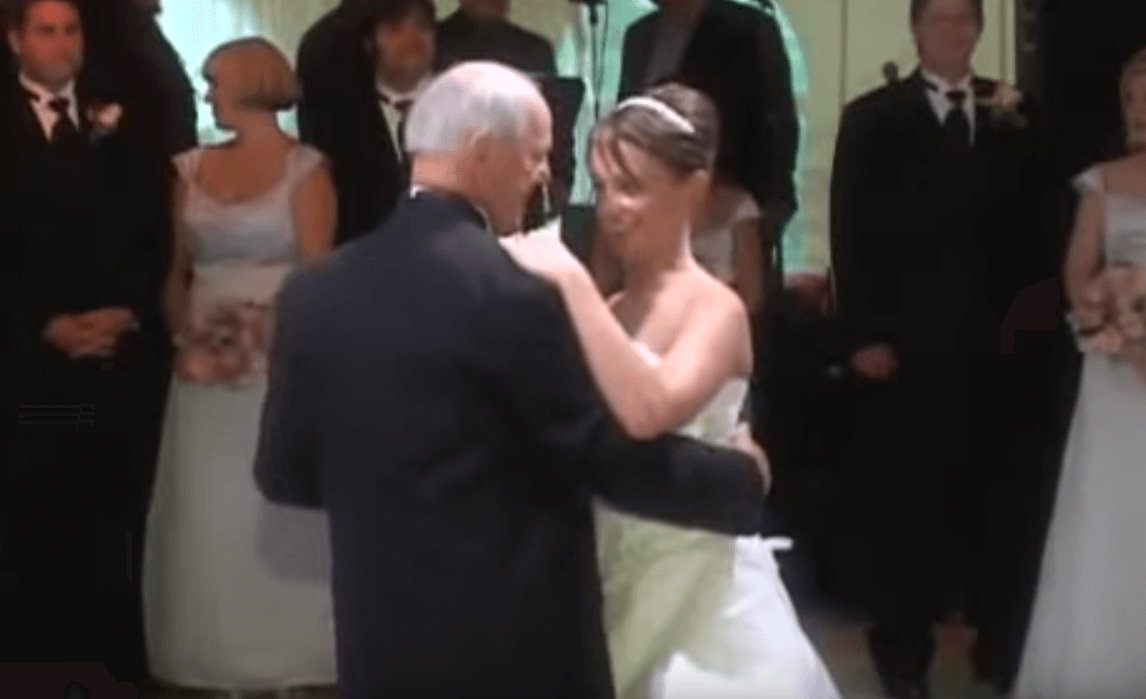 Deze bruid danst op haar bruiloft met haar vader, maar wat ze dan doen verwacht niemand! Wauw!