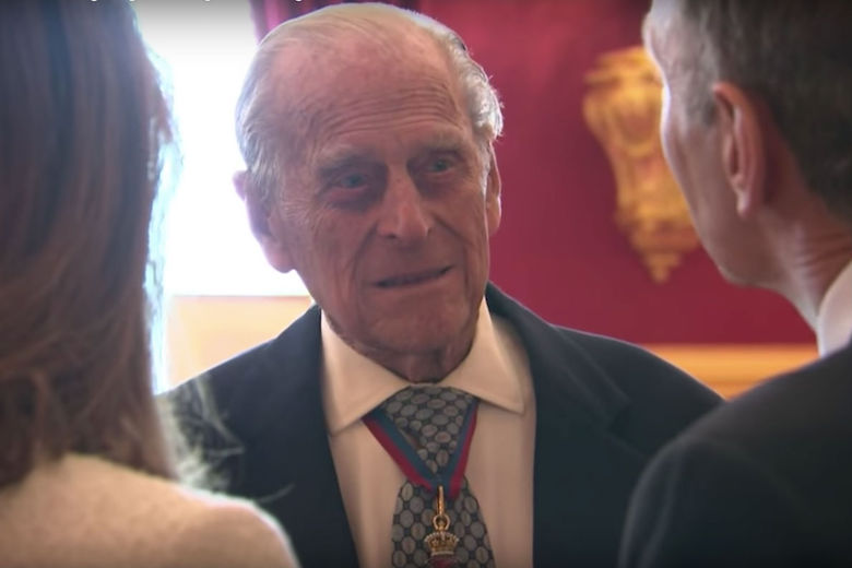 Prins Philip berouwvol over auto-ongeluk: ‘Het spijt me heel erg'