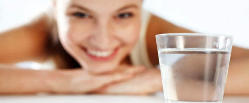 Vanaf nu gaan we ELKE ochtend een glas warm water drinken. Lees dit eens!