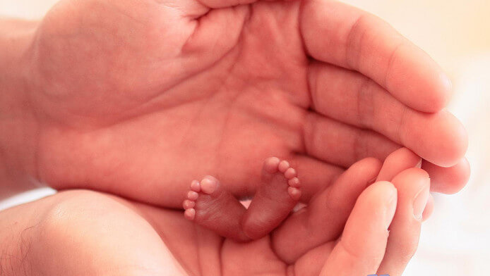Schandalig! Ongeboren baby Jelle krijgt geen uitvaart van de verzekering! Zijn ouders moeten alles ZELF betalen!