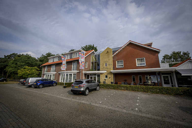Koopcontract hotel in Albergen al getekend voor COA