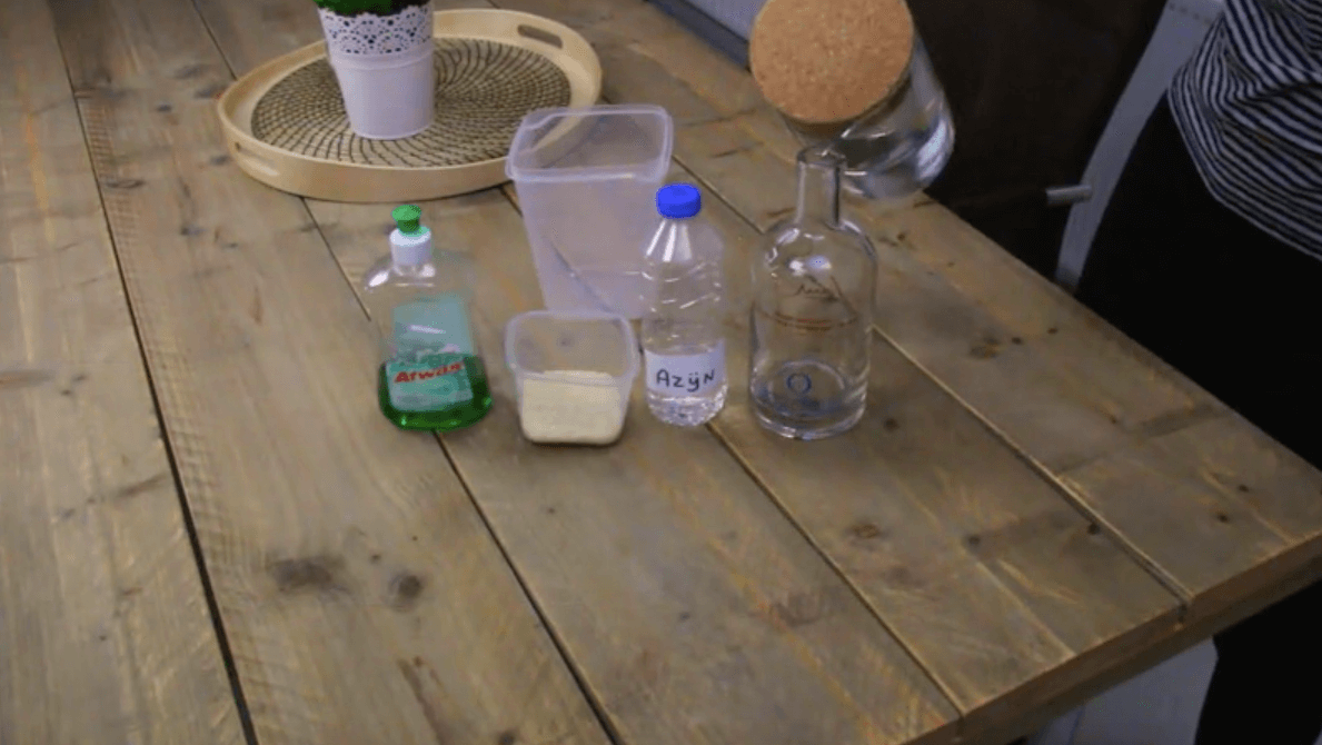 Maak je vazen en flessen glashelder schoon met deze simpele truc