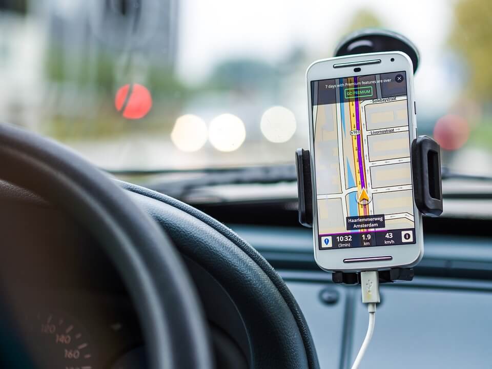 Nieuwe uitspraak gerechtshof: automobilist mag mobiele telefoon niet vasthouden, maar wél aanraken in de auto