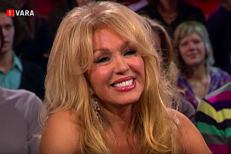 "Je lijkt wel een kermispop in de uitverkoop!" Wat vind JIJ van de trouwjurk van Patricia Paay?