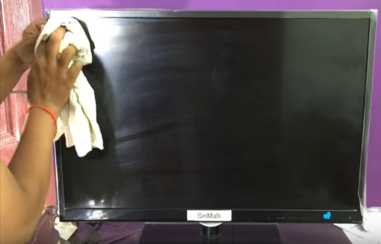 Probeer deze 5 fouten bij het schoonmaken van de tv te voorkomen