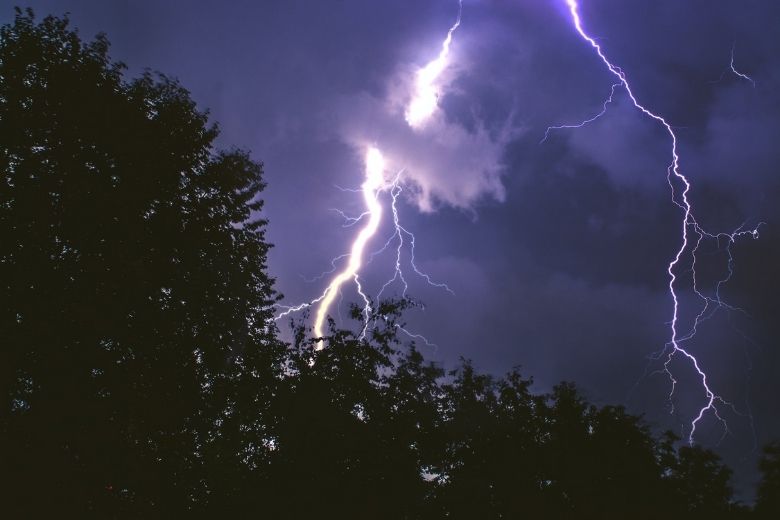 Hevige buien en onweer: KNMI kondigt code geel af