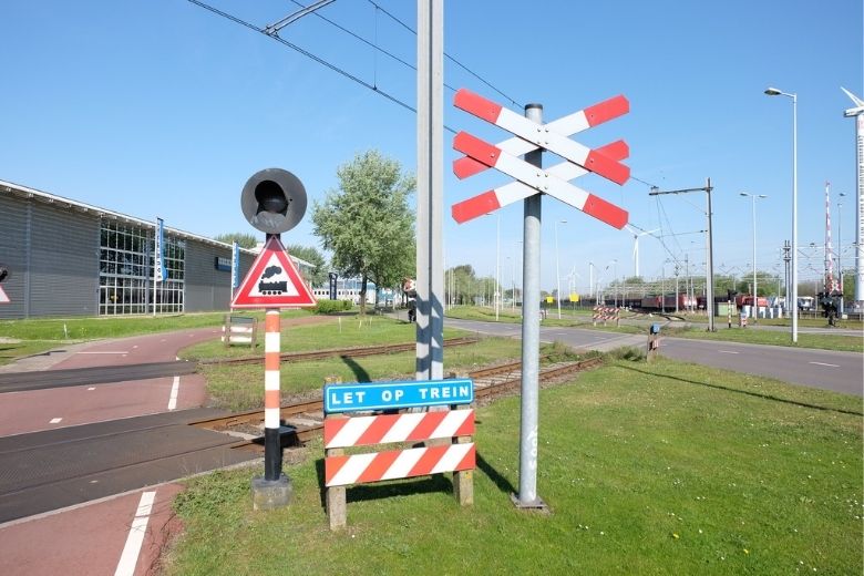 Aanrijding op onbewaakte spoorwegovergang in Friesland: twee doden