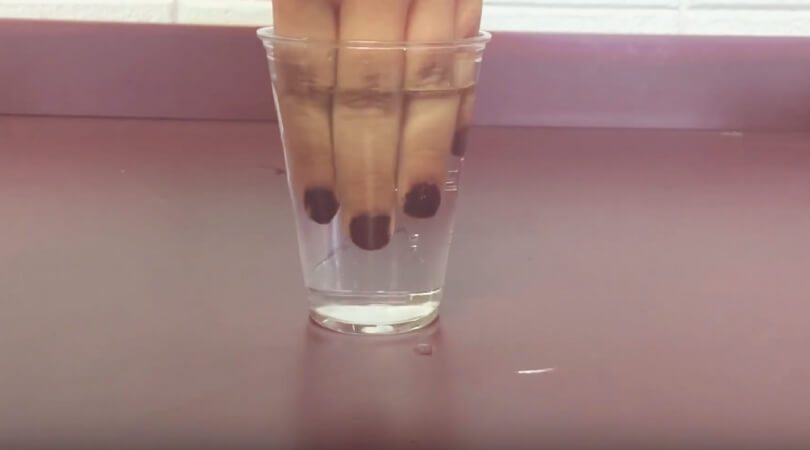 Dit is waarom je je vingers in het glas moet steken als je een drankje aangeboden krijgt