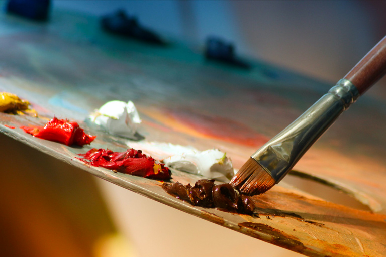 Vrouw verwijdert verf van een schilderij en onthult het 50 jaar oude geheim van haar man
