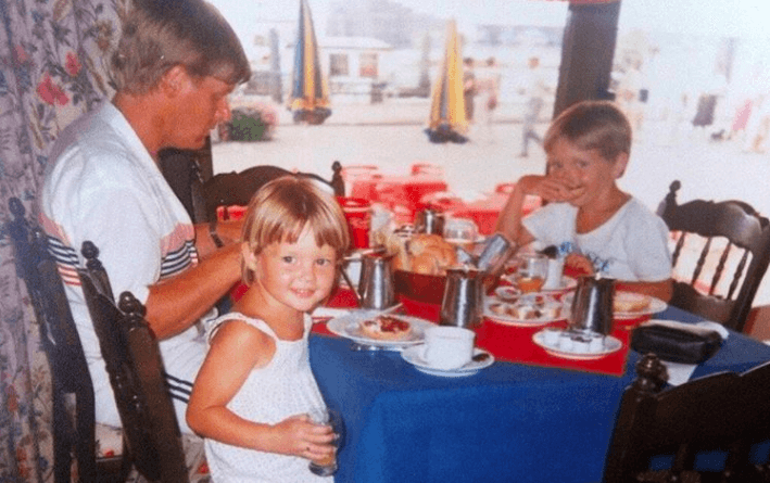 Weet jij welke beroemdheid op deze foto staat? Hint: het is een Nederlandse presentatrice!