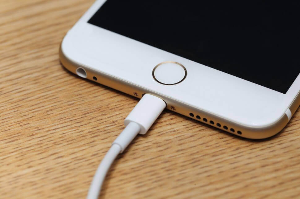 Weer je batterij leeg? Het opladen van je smartphone: we doen het al jaren verkeerd!
