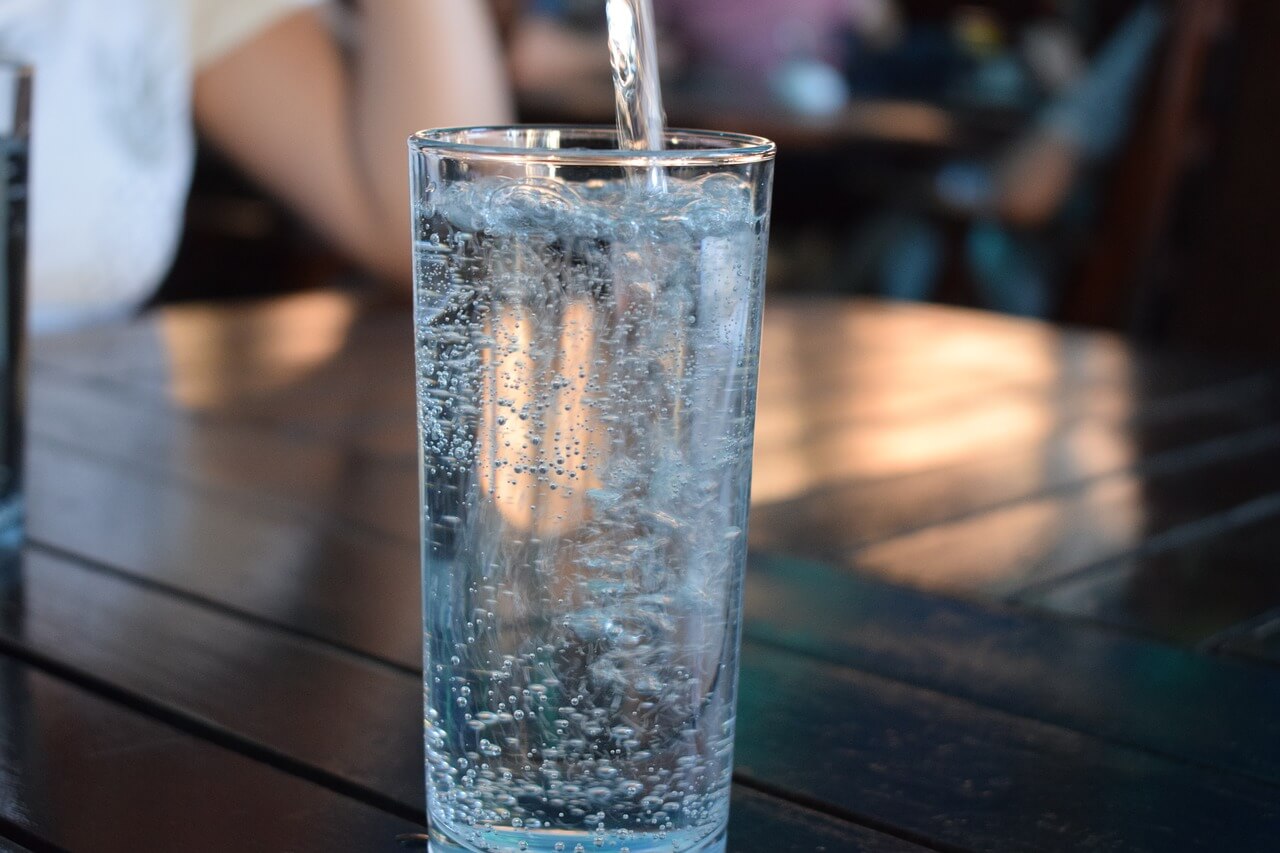 Dit is waarom je geen koolzuurhoudend water moet drinken als je wilt afvallen