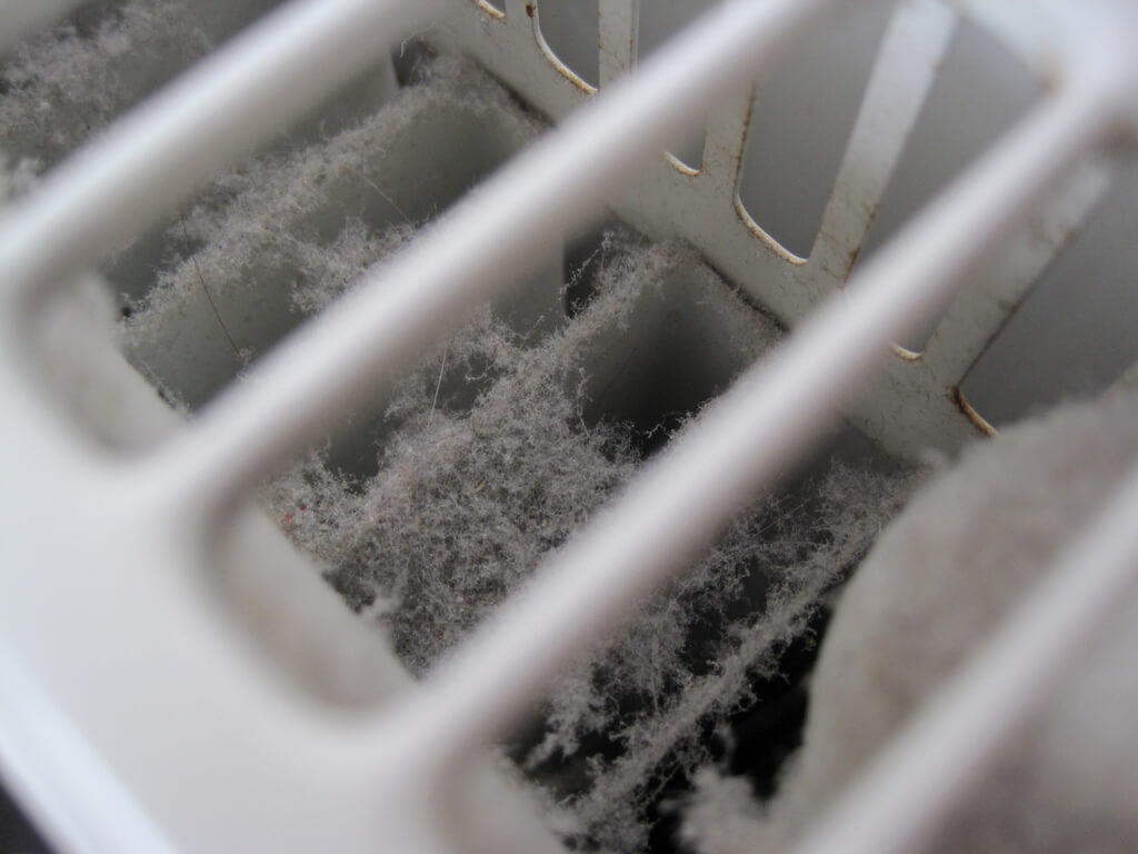 Stoffige verwarmingsradiator? Geen probleem, met deze geniale truc is-ie zo stofvrij!