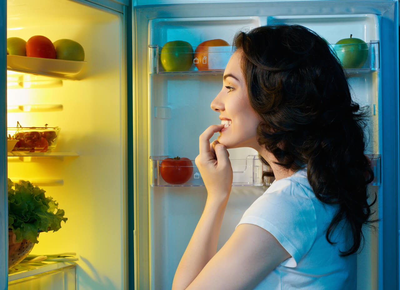 Heb jij na het avondeten ook vaak nog trek in iets lekkers? Dan moet je dit even lezen, het komt dus hierdoor!