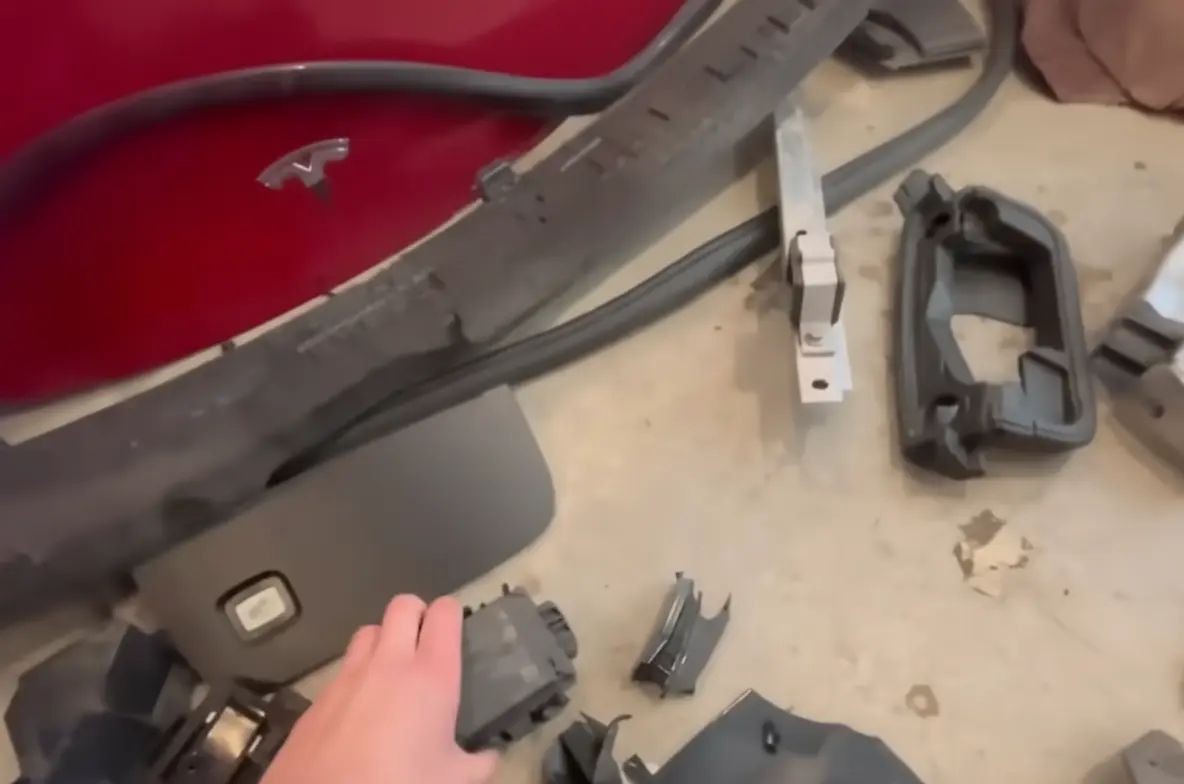 Tiener herstelt gecrashte Tesla - ontdekt dan iets totaal onverwachts