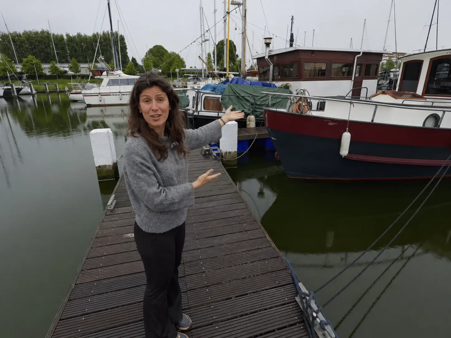 Deze jonge vrouw woont aan boord van een kleine oude boot volledig buiten het net - het interieur heeft ons echt verrast