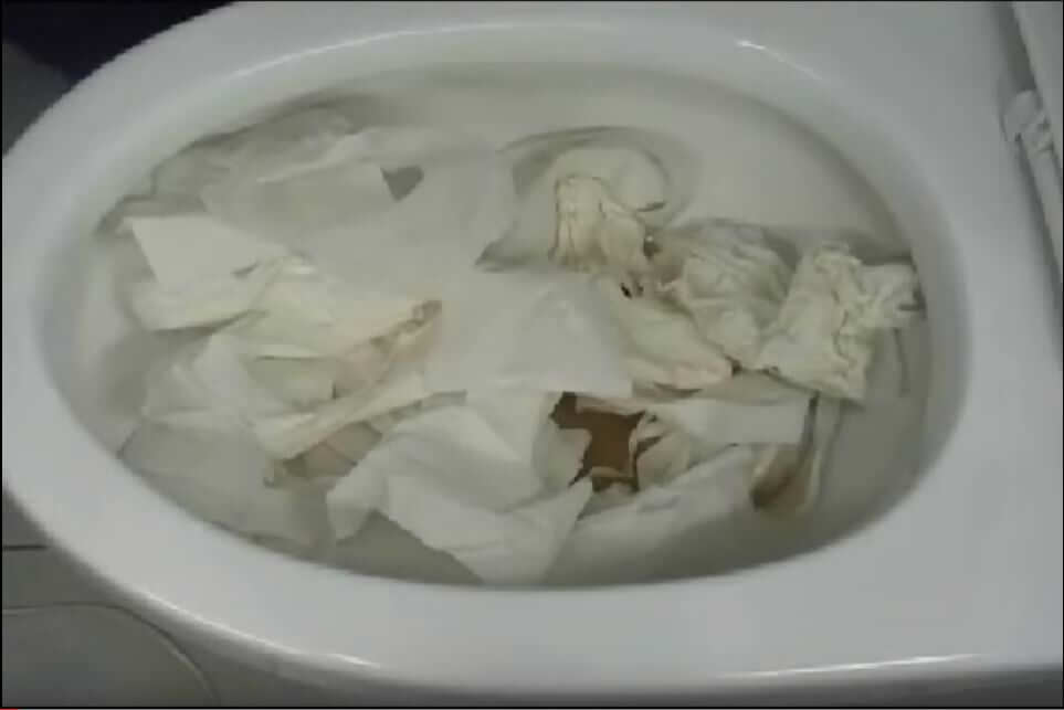 In Zuid-Korea ontstoppen ze de WC op deze manier en het is ronduit briljant! Dit is helemaal niet zo gek van ze!