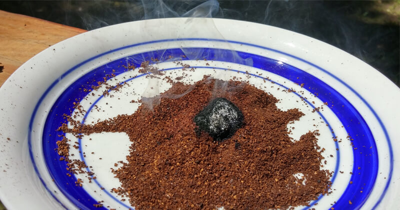 Hij legt koffie in de tuin en steekt het in brand, moet je zien wat er dan gebeurt! Erg handig voor vanavond!