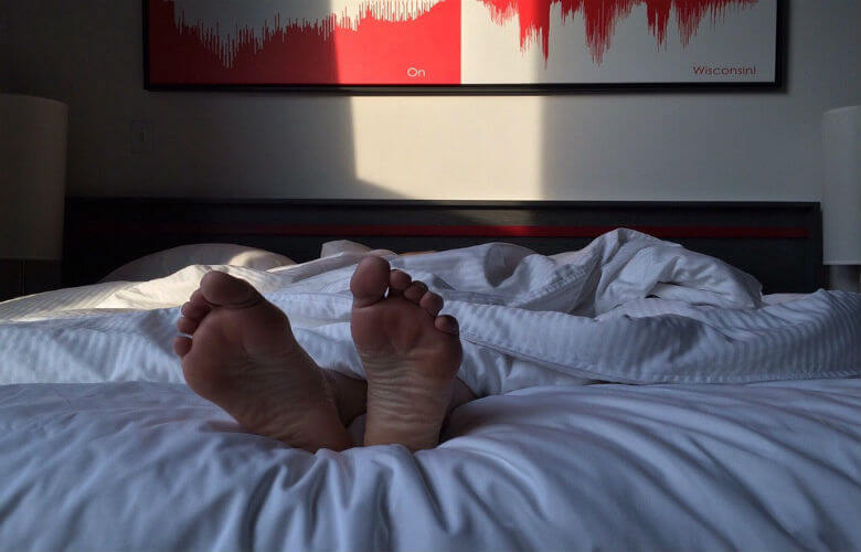 Om déze reden zou je altijd in een pikdonkere slaapkamer moeten slapen