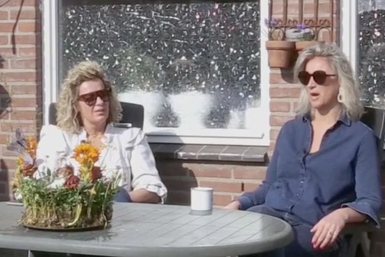 Kijkers Steenrijk, Straatarm niet te spreken over 'rijke' vriendinnen