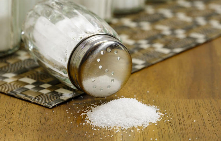 Dit is waarom je baking soda in een zoutvaatje zou moeten bewaren