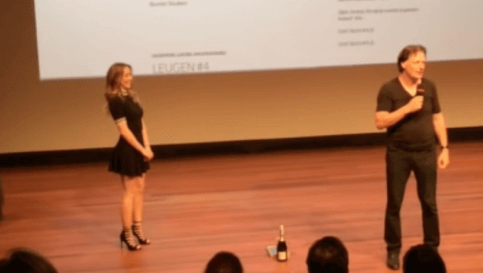 Anouk heeft al ruim een jaar een groot geheim voor haar ouders en maakt dat op speciale wijze bekend!