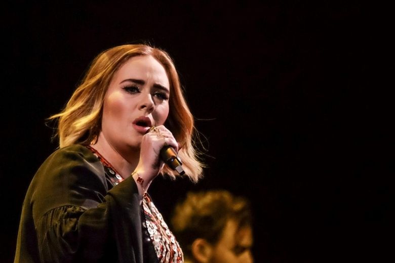 Adele verbaast volgers met spraakmakende bikinifoto