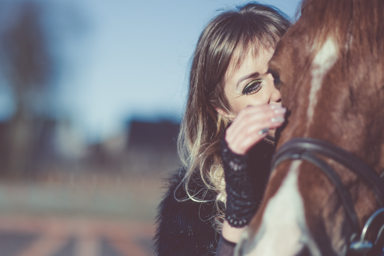 Paard knuffelt zwangere vrouw – dokter ziet echo en belt politie