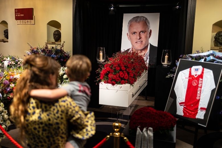 Familie Peter R. de Vries ontroerd door enorme belangstelling bij publiek afscheid