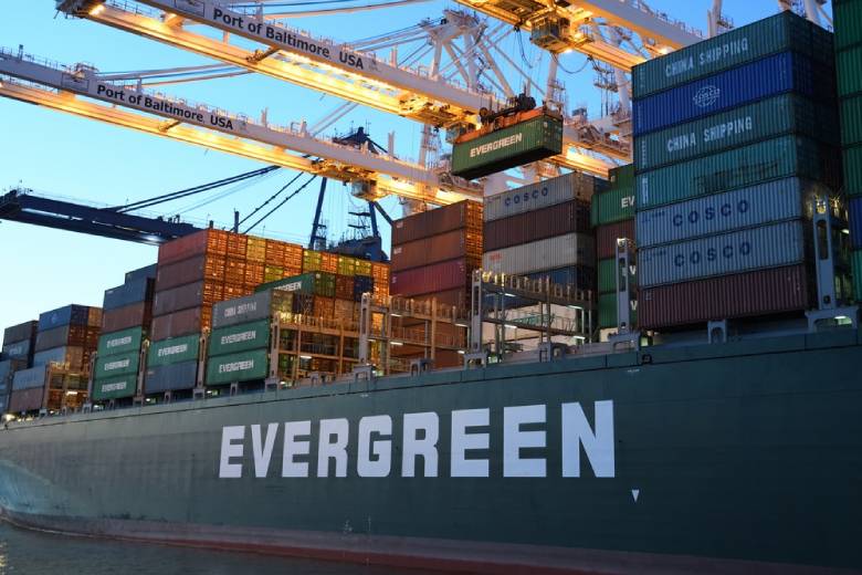 Dit is waarom je pakketje waarschijnlijk vastzit in het Suezkanaal