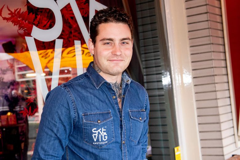 Douwe Bob grapt over zichzelf na babynieuws Nick Cannon