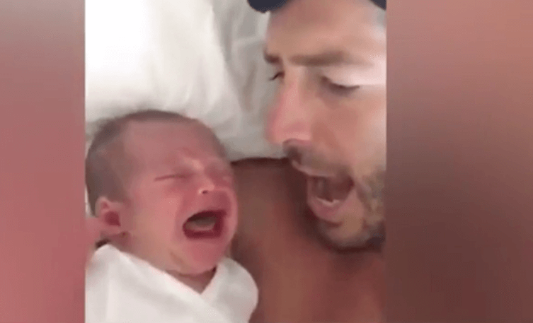 Video: Zo schattig! Deze vader laat zijn kind stoppen met huilen door DEZE truc
