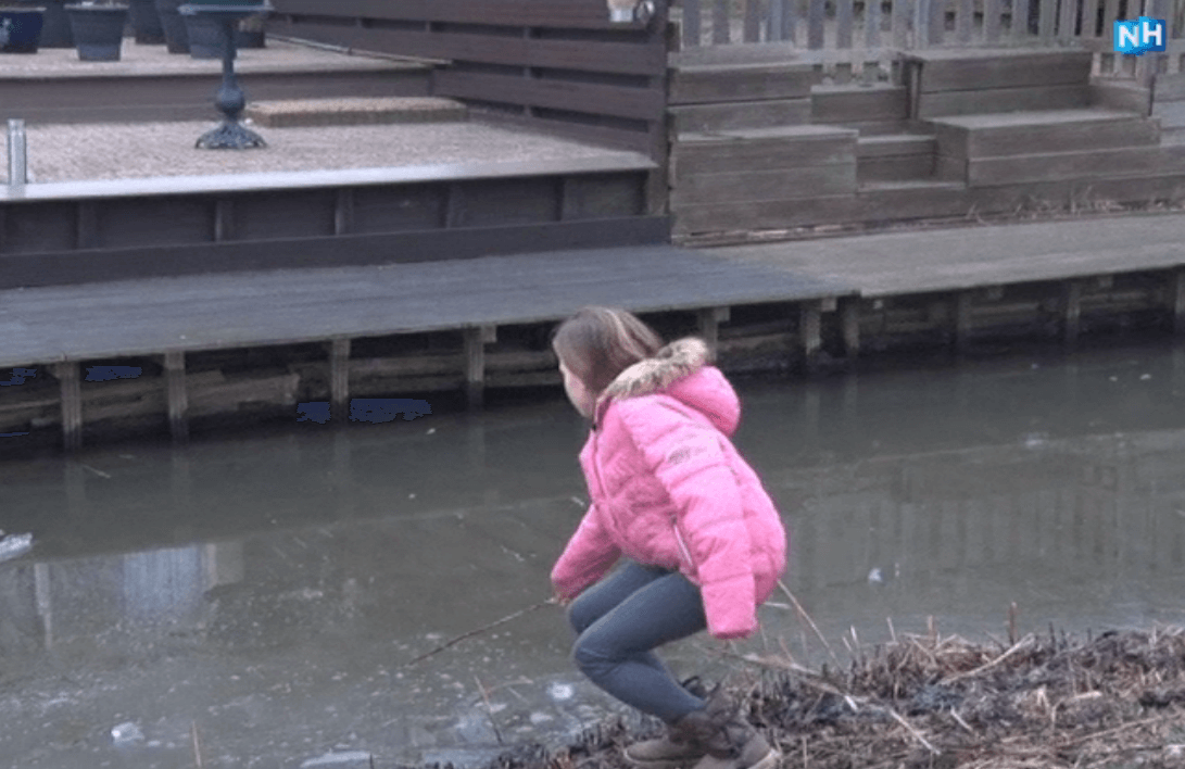Wat een kleine heldin: Emma van elf redt een vijfjarig jongetje dat door het ijs zakt!