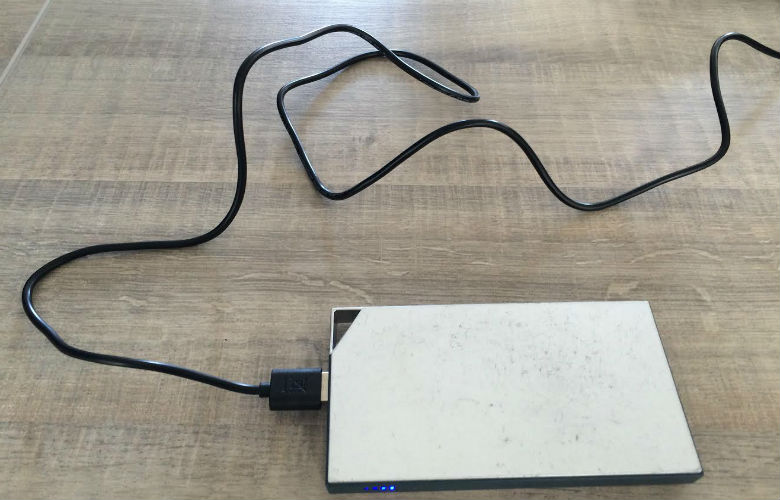 Is het gebruiken van een power bank in een vliegtuig gevaarlijk?