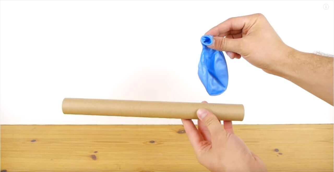 Hij doet paaseitjes in een ballon en maakt er dan iets geweldigs van!