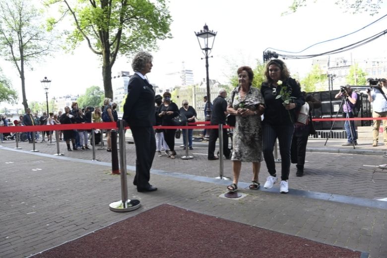 Honderden mensen in de rij bij Carré voor afscheid Peter R. de Vries