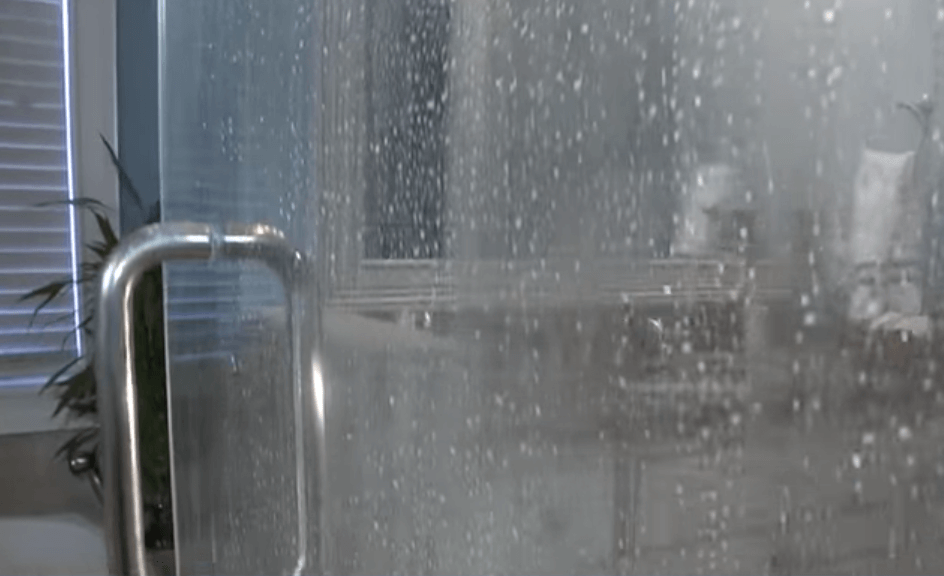 Heb jij glazen deuren of wanden in je badkamer? Met DEZE tip zorg je ervoor dat er geen kalkaanslag op komt!