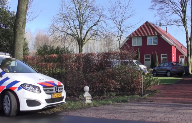 4-jarig meisje ziet hoe nepagenten haar vader mishandelen