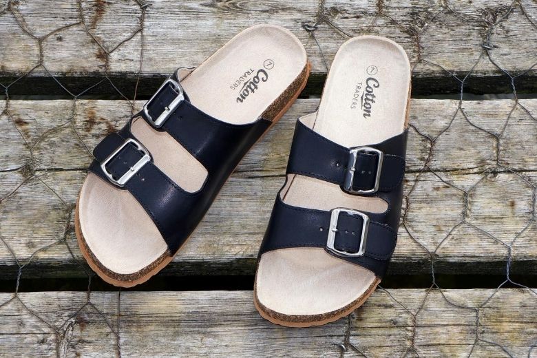Op deze manier krijg je zwarte voetafdrukken uit je slippers en sandalen