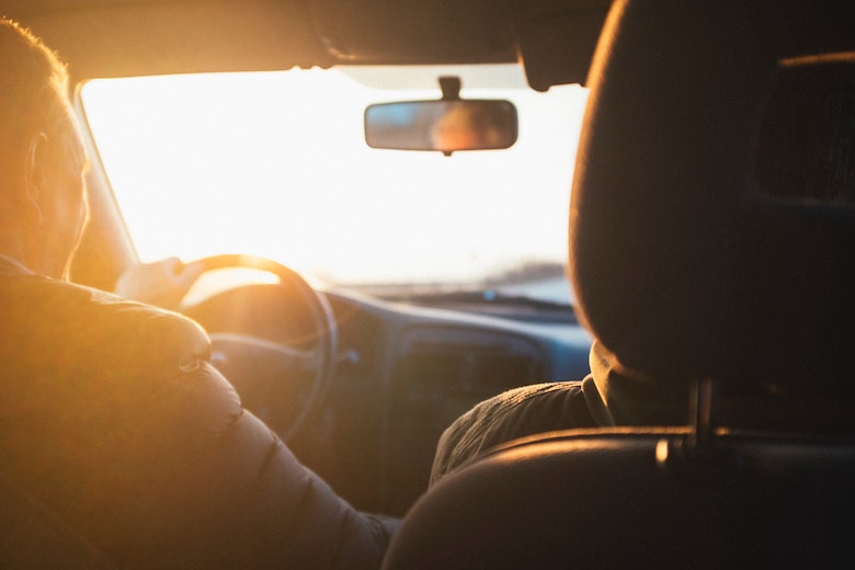 Veilig autorijden als de zon op z'n laagst staat: zo doe je dat