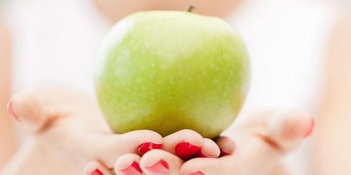 Zij eet elke ochtend op een lege maag een groene appel, de resultaten zijn verbazingwekkend!