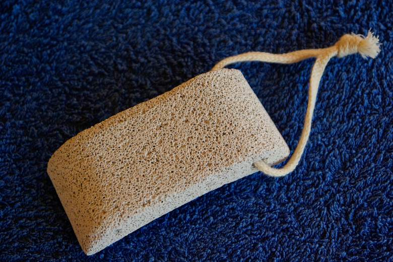 4x schoonmaken met een puimsteen