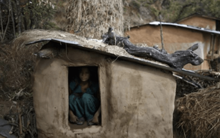 Doorbraak: vrouwen naar de 'menstruatiehut' verbannen vanaf nu strafbaar in Nepal