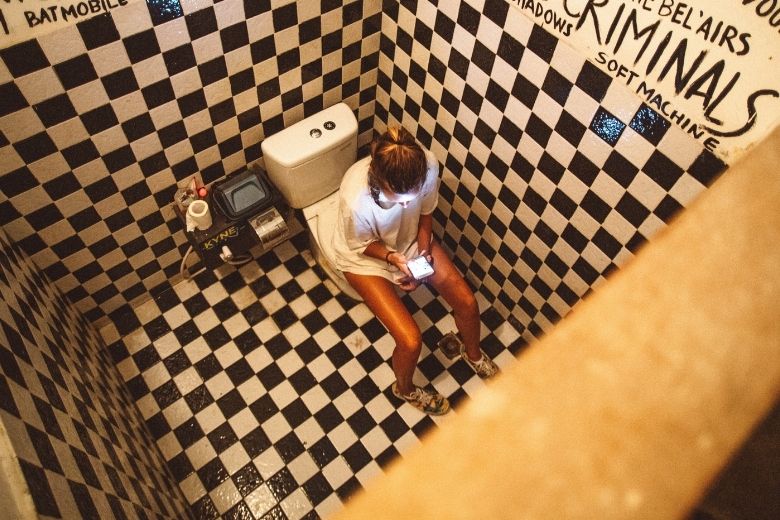 Waarom je nooit boven het toilet moet gaan hangen